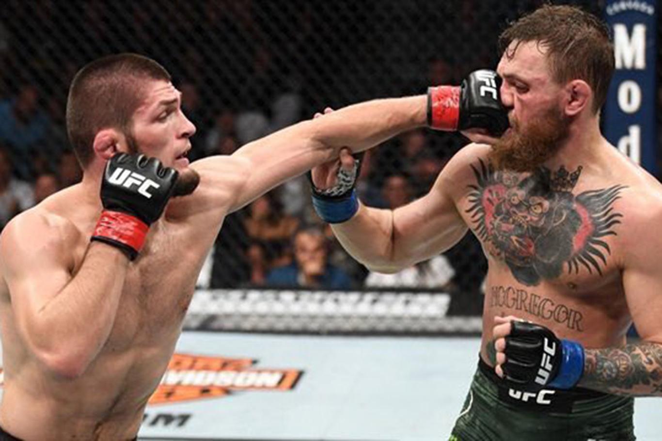 Müslüman dövüşçü Nurmagomedov rakibini al aşağı etti Müslüman dövüşçü Nurmagomedov rakibini al aşağı etti